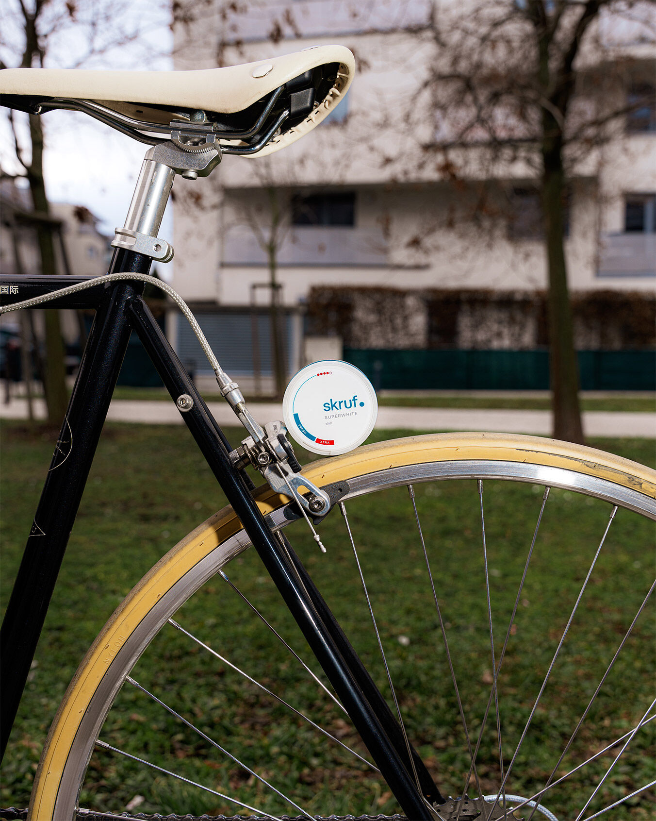 skruf Nikotinbeutel Dose auf dem Reifen von einem Fahrrad