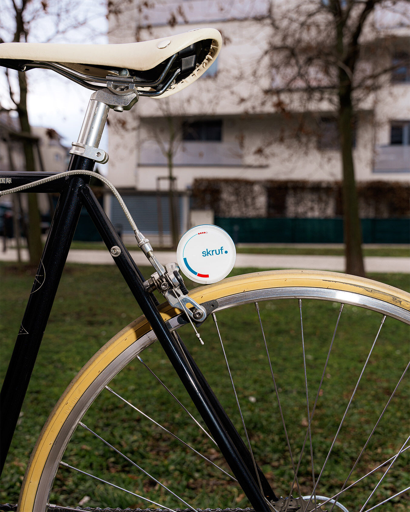 skruf Nikotinbeutel Dose auf dem Reifen von einem Fahrrad