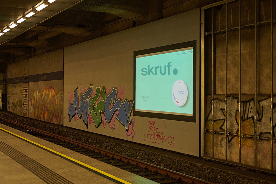Digitale skruf Werbetafel in einer U-Bahn-Station.