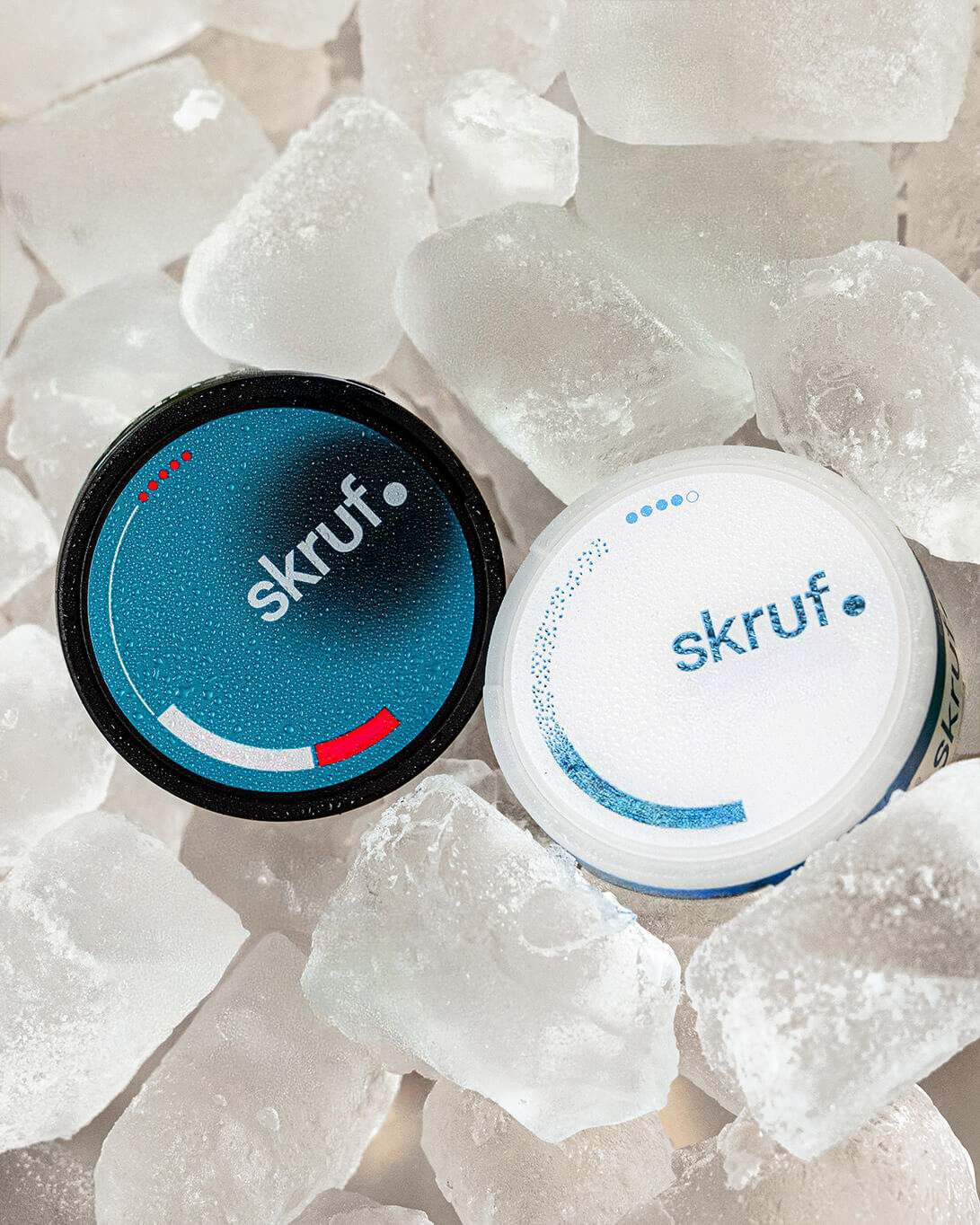 Skruf Intense Formula und Superwhite Dosen auf Eiswürfeln mit Minze.